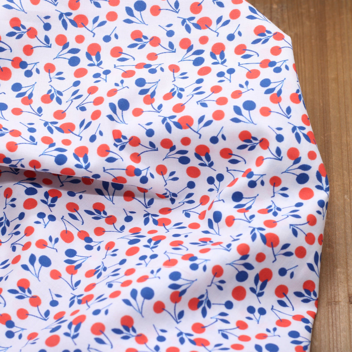 Tissu popeline de coton - CERISES - Rouge/Bleu/Blanc (vendu x10cm) Tissus Sélection Gaspard & Léonie | Gaspard et Léonie Tissus en ligne et Mercerie à Toulouse