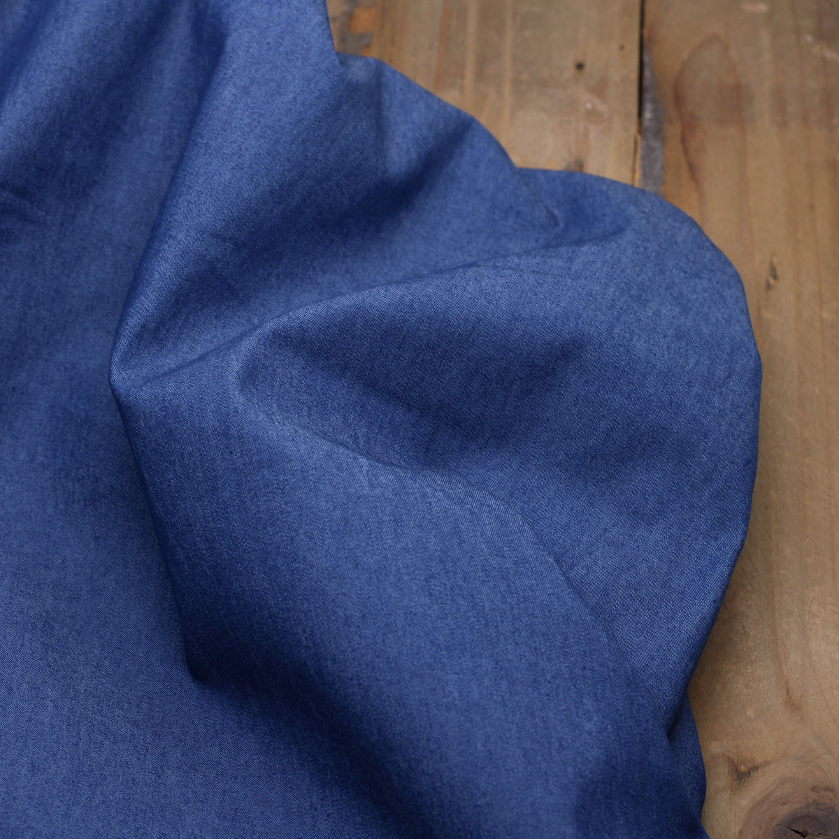 Tissu popeline de Coton Denim léger - Bleu moyen (Vendu x10cm) Tissus Sélection Gaspard & Léonie | Gaspard et Léonie Tissus en ligne et Mercerie à Toulouse