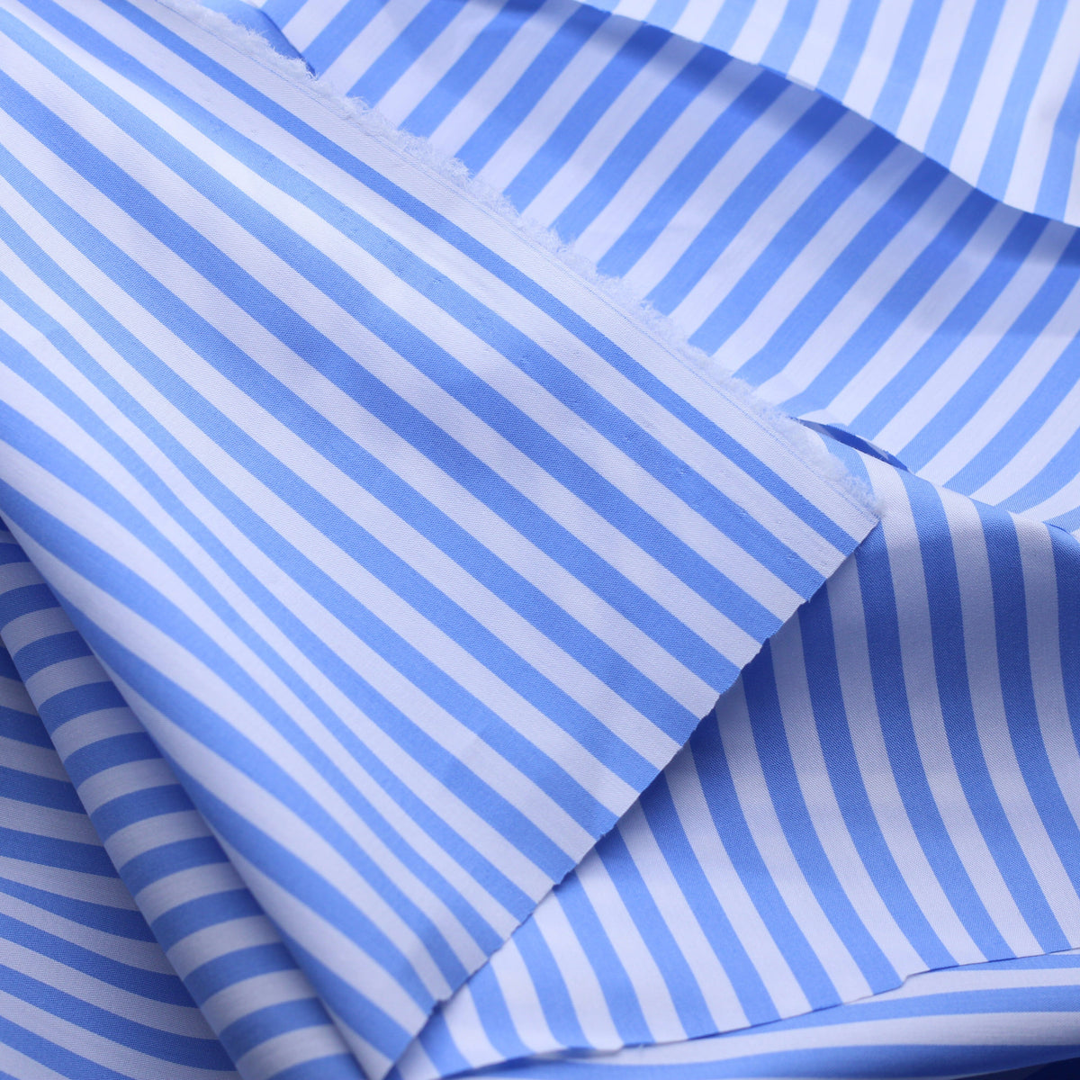 Tissu Satin de coton stretch - RAYE - Blanc/Bleu (Vendu x10cm) Tissus Sélection Gaspard & Léonie | Gaspard et Léonie Tissus en ligne et Mercerie à Toulouse