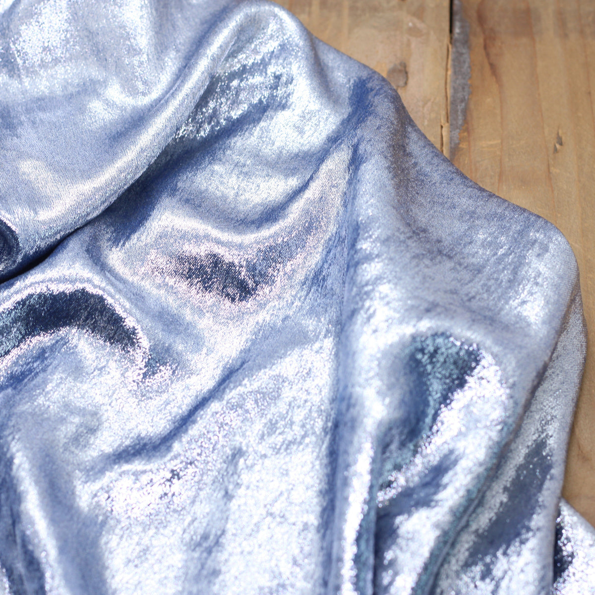 Tissu Satin denim irisé- Bleu/Argent (Vendu x10cm) Tissus Sélection Gaspard & Léonie | Gaspard et Léonie Tissus en ligne et Mercerie à Toulouse