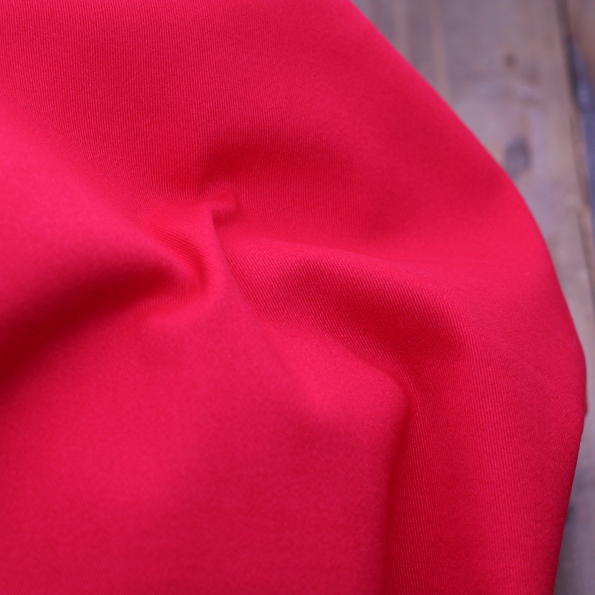 Tissu Twill de coton brossé stretch - CHINO - Rouge (Vendu par 10cm) Tissus Sélection Gaspard & Léonie | Gaspard et Léonie Tissus en ligne et Mercerie à Toulouse