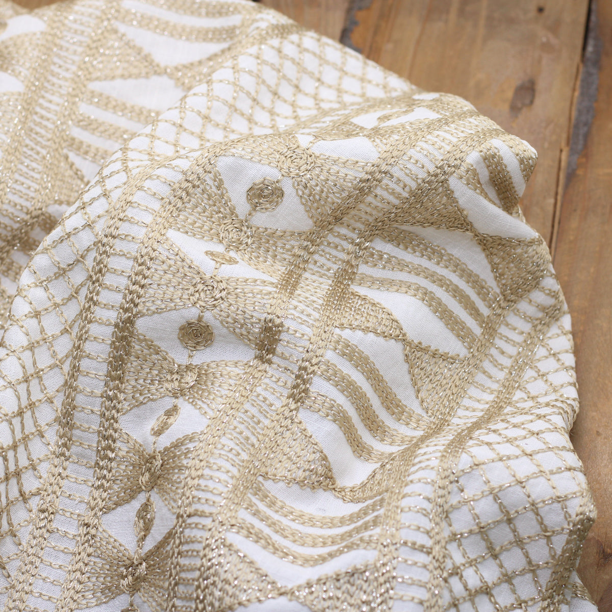 Tissu viscose brodée ATHENA - Blanc/Doré (Vendu x10cm) Tissus Sélection Gaspard & Léonie | Gaspard et Léonie Tissus en ligne et Mercerie à Toulouse