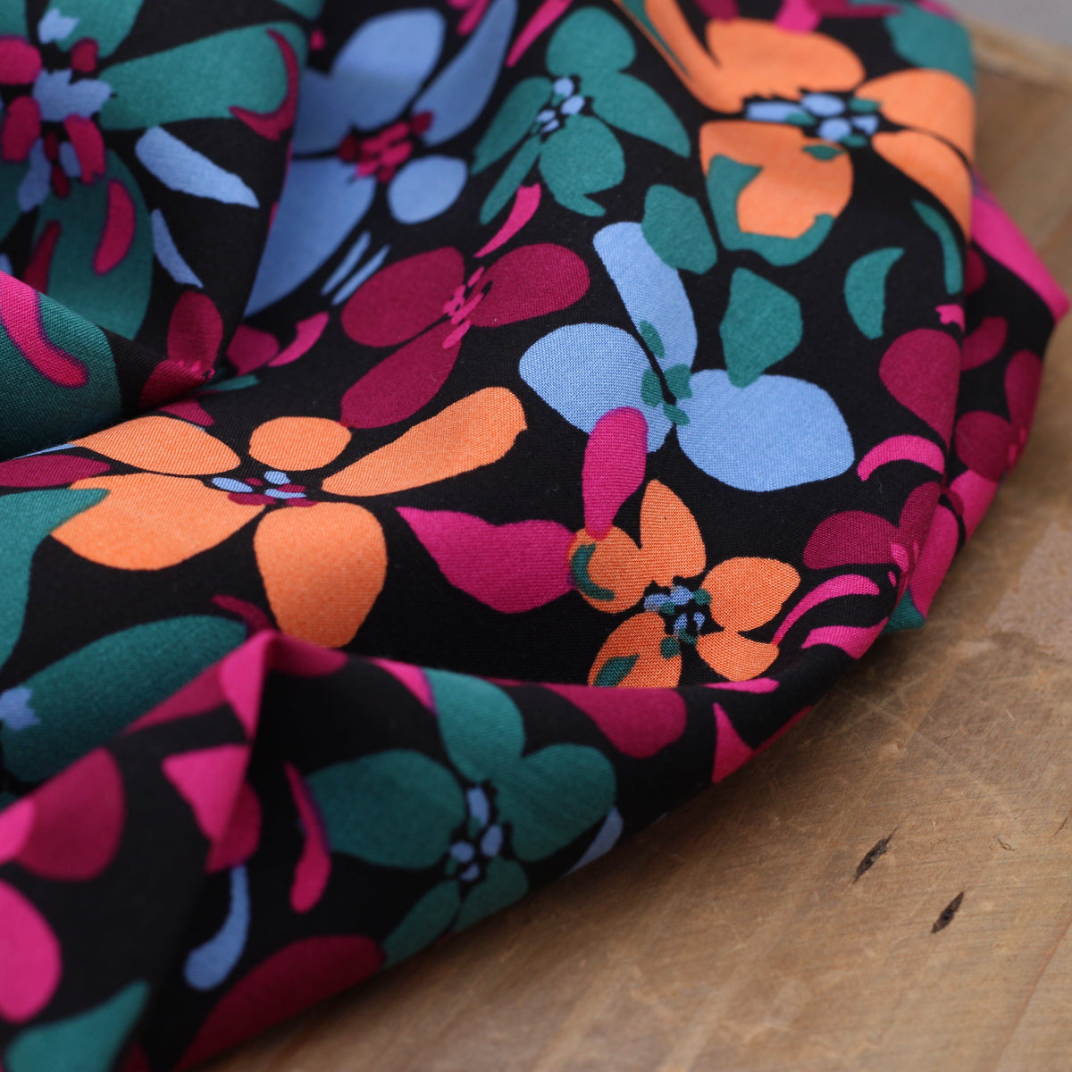 Tissu Viscose - FLEUR - Noir (vendu x10cm) Tissus Sélection Gaspard & Léonie | Gaspard et Léonie Tissus en ligne et Mercerie à Toulouse