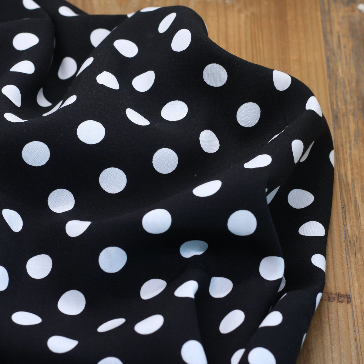 Tissu viscose Pois - Blanc/Noir (Vendu x10cm) Tissus Sélection Gaspard & Léonie | Gaspard et Léonie Tissus en ligne et Mercerie à Toulouse