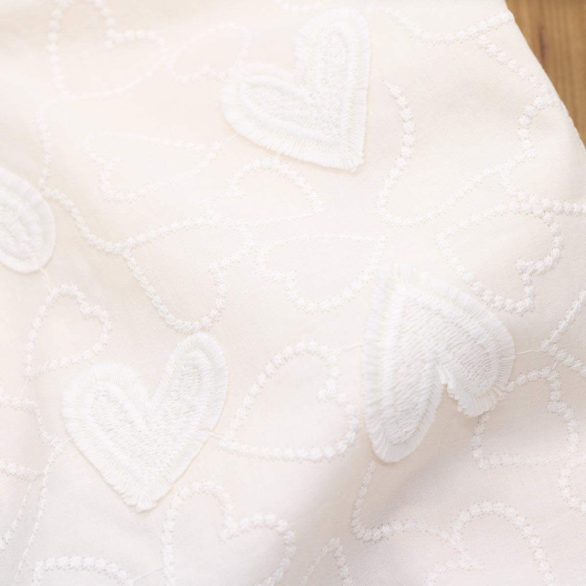Tissu voile de coton brodé - COEURS - Ecru (Vendu x10cm) Tissus Sélection Gaspard & Léonie | Gaspard et Léonie Tissus en ligne et Mercerie à Toulouse