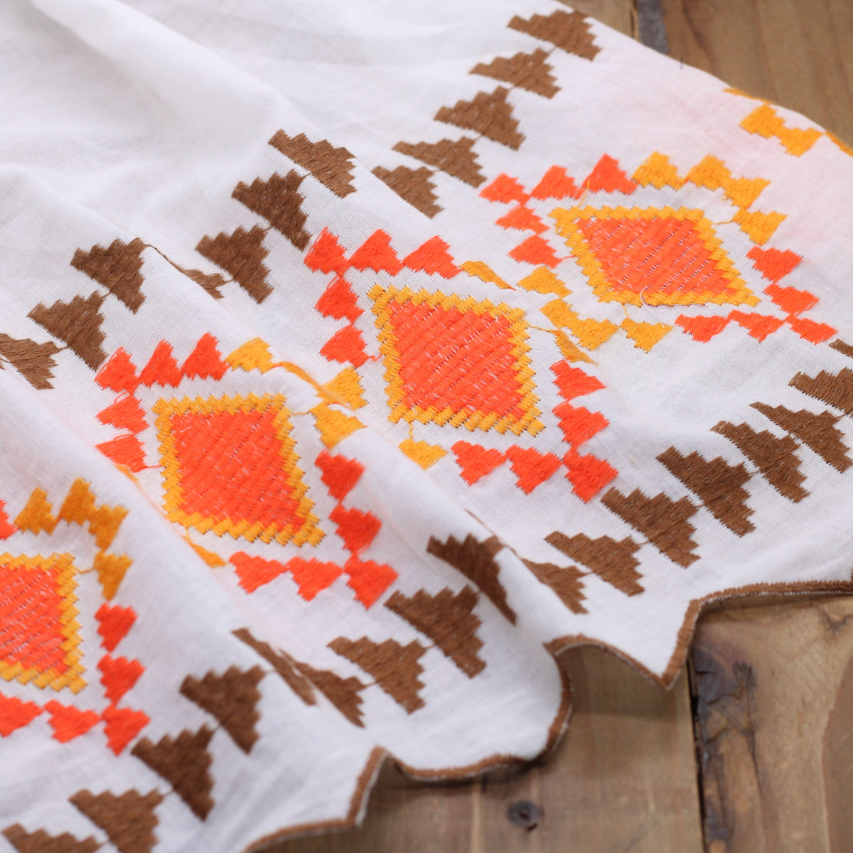 Tissu voile de coton brodé et festonné -INCA- ORANGE/CHOCOLAT (Vendu x10cm) Tissus Sélection Gaspard & Léonie | Gaspard et Léonie Tissus en ligne et Mercerie à Toulouse