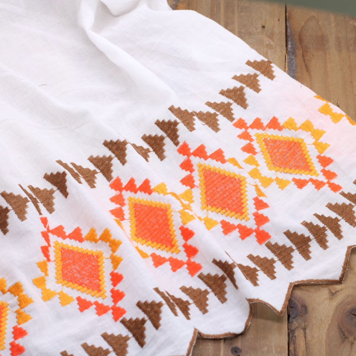 Tissu voile de coton brodé et festonné -INCA- ORANGE/CHOCOLAT (Vendu x10cm) Tissus Sélection Gaspard & Léonie | Gaspard et Léonie Tissus en ligne et Mercerie à Toulouse