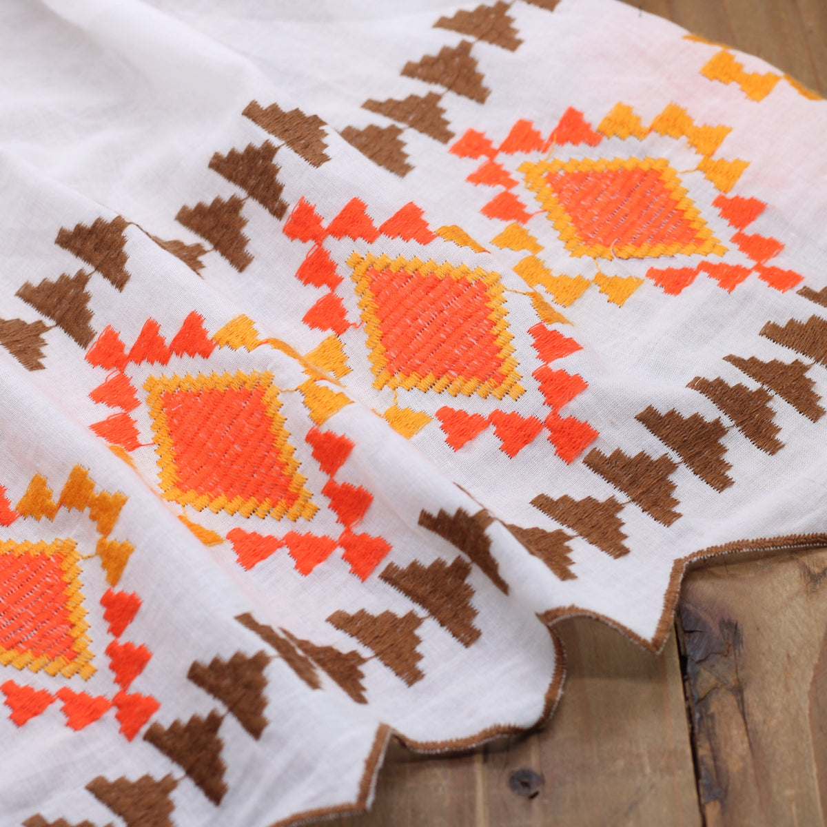 Tissu voile de coton brodé et festonné -INCA- ORANGE/CHOCOLAT (Vendu x10cm) Tissus Sélection Gaspard & Léonie | Gaspard et Léonie Tissus en ligne et Mercerie à Toulouse