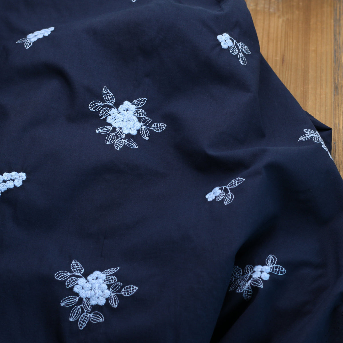 Tissu voile de coton brodé - FLEURS CIEL - Bleu marine (Vendu x10cm) Tissus Sélection Gaspard & Léonie | Gaspard et Léonie Tissus en ligne et Mercerie à Toulouse