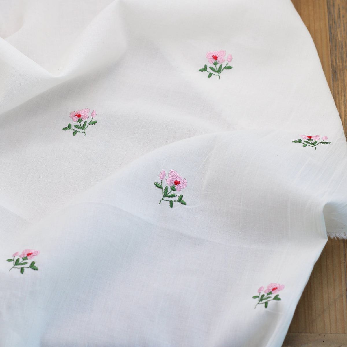 Tissu voile de coton brodé - FLEURS ROSES - Blanc (Vendu x10cm) Tissus Sélection Gaspard & Léonie | Gaspard et Léonie Tissus en ligne et Mercerie à Toulouse