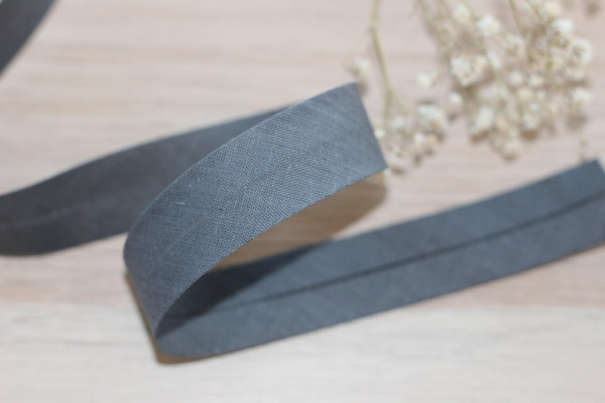 Biais Polycoton uni Gris foncé 20mm COL:45 (Vendu x10cm) - L'atelier de Gaspard et Léonie