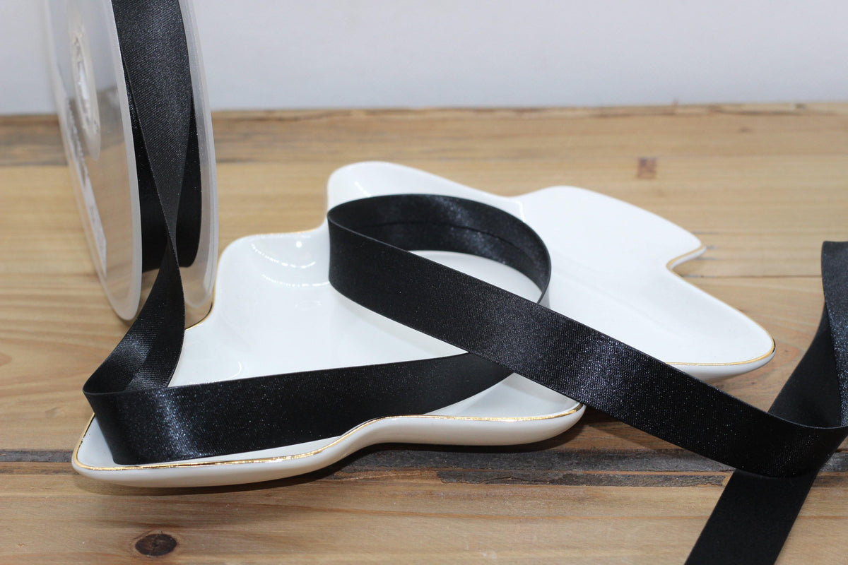 Biais Satin uni COL:34 18mm Noir (Vendu x10cm) - L'atelier de Gaspard et Léonie