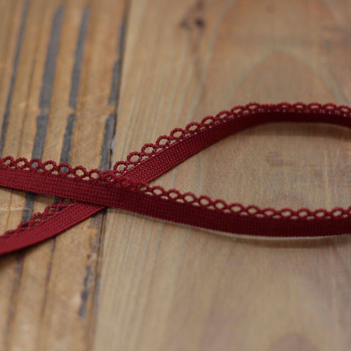 Elastique à picots Dentelle lingerie 10mm - Rouge foncé (vendu x10cm) Mercerie Sélection Gaspard & Léonie | Gaspard et Léonie Tissus en ligne et Mercerie à Toulouse