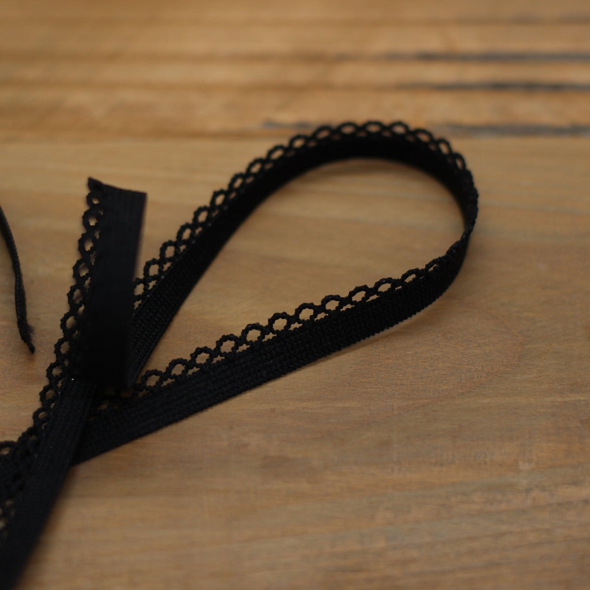 Elastique Dentelle lingerie 10mm - Noir (vendu x10cm) Mercerie Sélection Gaspard & Léonie | Gaspard et Léonie Tissus en ligne et Mercerie à Toulouse