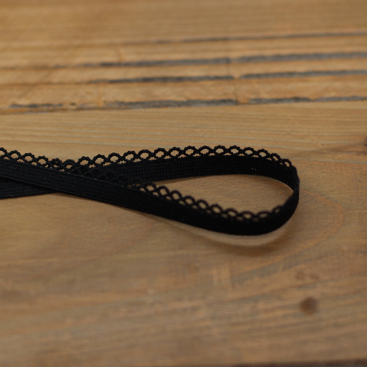 Elastique Dentelle lingerie 10mm - Noir (vendu x10cm) Mercerie Sélection Gaspard & Léonie | Gaspard et Léonie Tissus en ligne et Mercerie à Toulouse