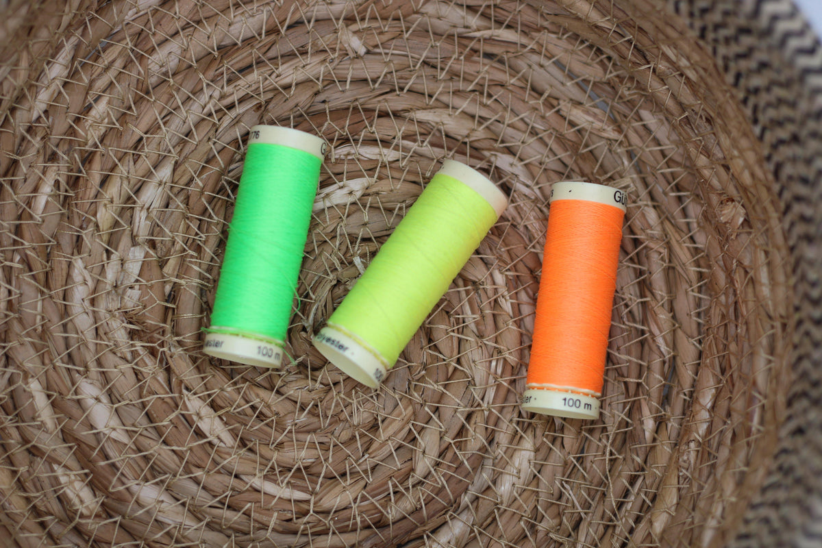 Fil à coudre Gütermann polyester - 3871 ORANGE FLUO - L'atelier de Gaspard et Léonie