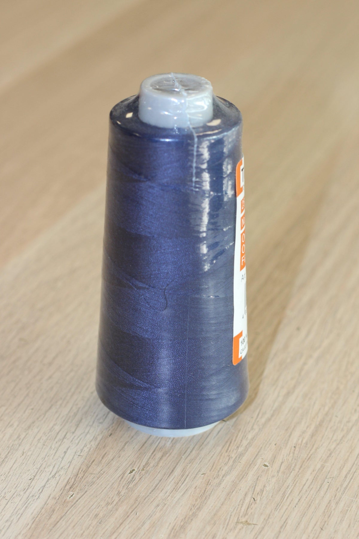 Fil surjeteuse Cône 2500m TOLDI LOCK Gütermann - 6855 Bleu marine - L'atelier de Gaspard et Léonie