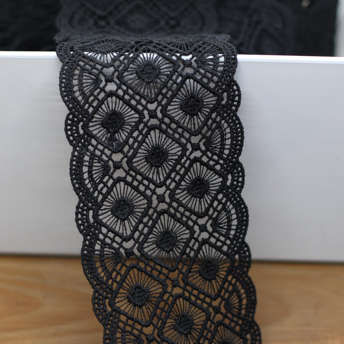 Guipure Dentelle / Entre-deux - Noir - 65mm (Vendu x10cm) Mercerie L'atelier de Gaspard et Léonie | Gaspard et Léonie Tissus en ligne et Mercerie à Toulouse