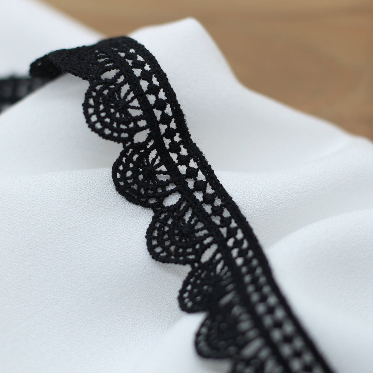 Guipure Dentelle - Noir - 20mm (Vendu x10cm) Mercerie L'atelier de Gaspard et Léonie | Gaspard et Léonie Tissus en ligne et Mercerie à Toulouse