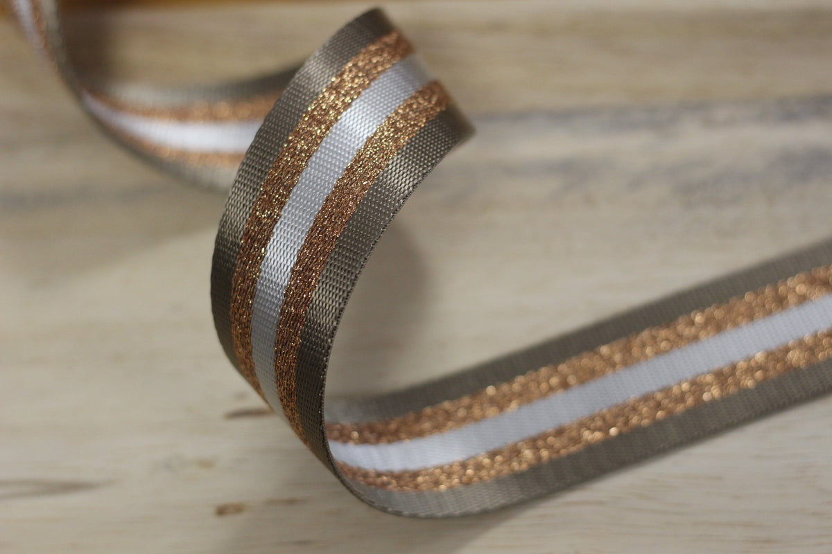 Sangle 38mm beige/doré/blanc (vendu x10cm) Mercerie Sélection Gaspard & Léonie | Gaspard et Léonie Tissus Mercerie Toulouse