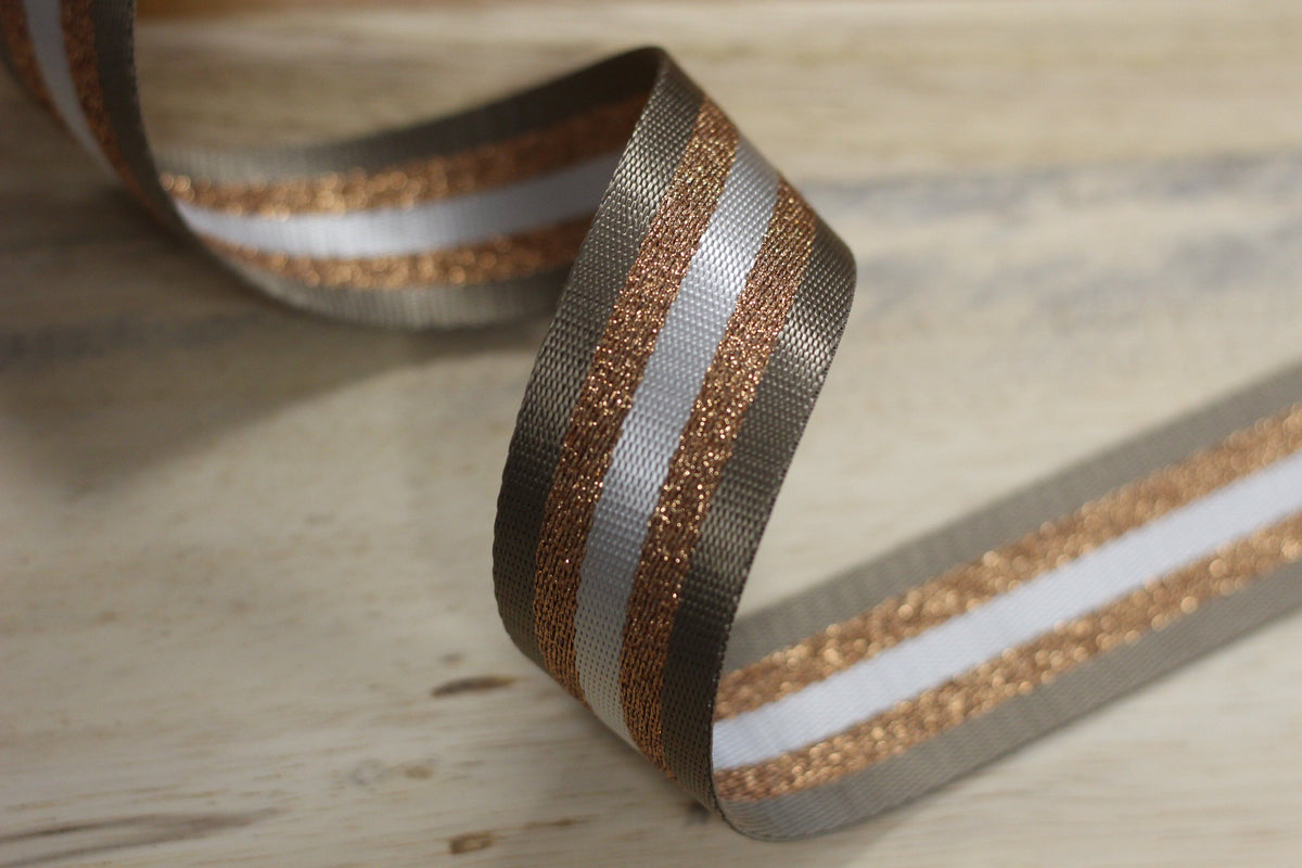 Sangle 38mm beige/doré/blanc (vendu x10cm) Mercerie Sélection Gaspard & Léonie | Gaspard et Léonie Tissus Mercerie Toulouse