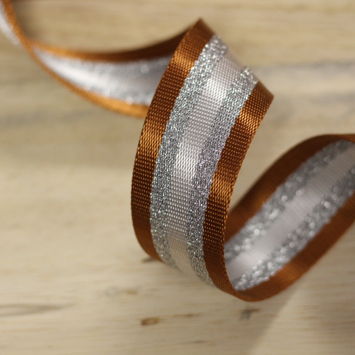 Sangle 38mm marron cuivré/argent/blanc (Vendu x10cm) Mercerie Sélection Gaspard & Léonie | Gaspard et Léonie Tissus Mercerie Toulouse
