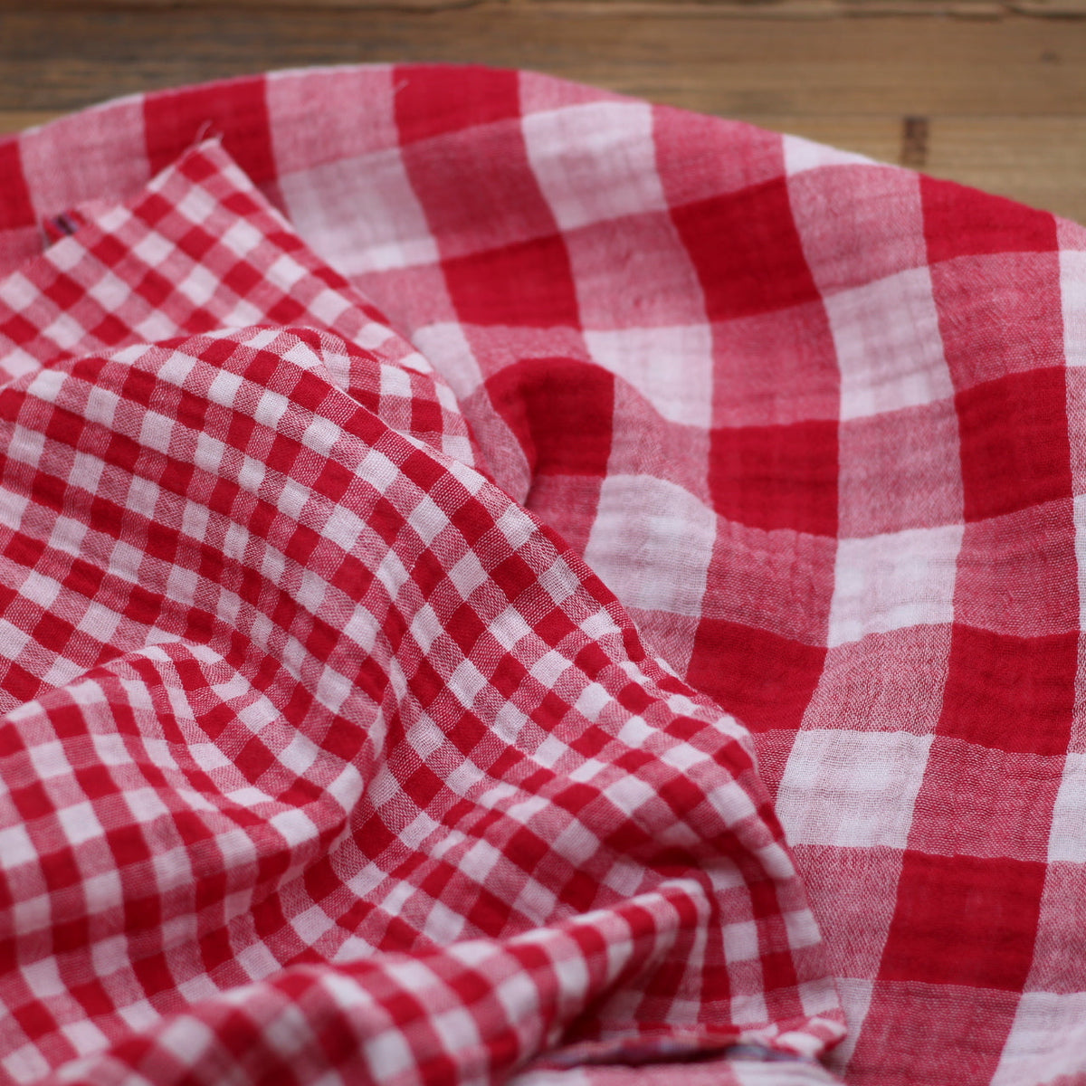Tissu double Gaze de coton Réversible - Carreaux Vichy - Rouge (Vendu x10cm) Tissus Sélection Gaspard & Léonie | Gaspard et Léonie Tissus en ligne et Mercerie à Toulouse