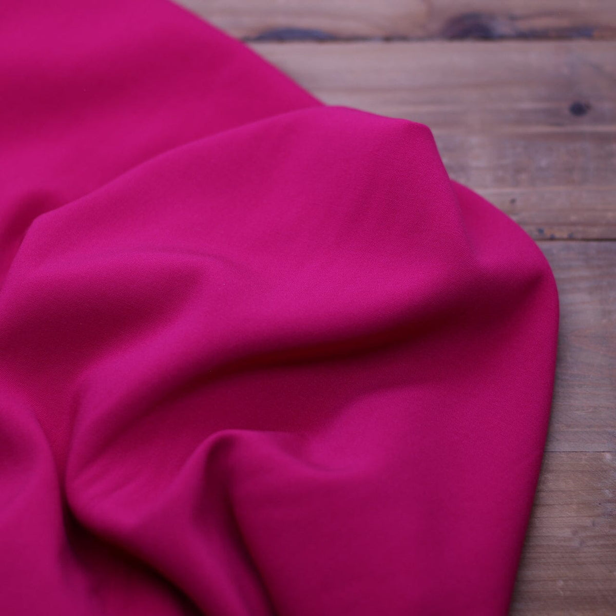 Tissu Viscose Stretch uni - Framboise (Vendu x10cm) Tissus Sélection Gaspard & Léonie | Gaspard et Léonie Tissus en ligne et Mercerie à Toulouse