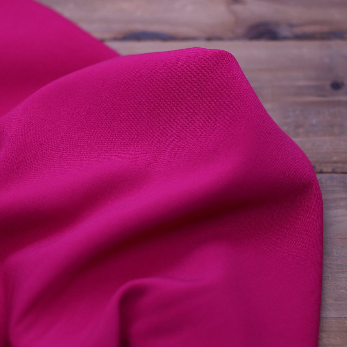 Tissu Viscose Stretch uni - Framboise (Vendu x10cm) Tissus Sélection Gaspard & Léonie | Gaspard et Léonie Tissus en ligne et Mercerie à Toulouse