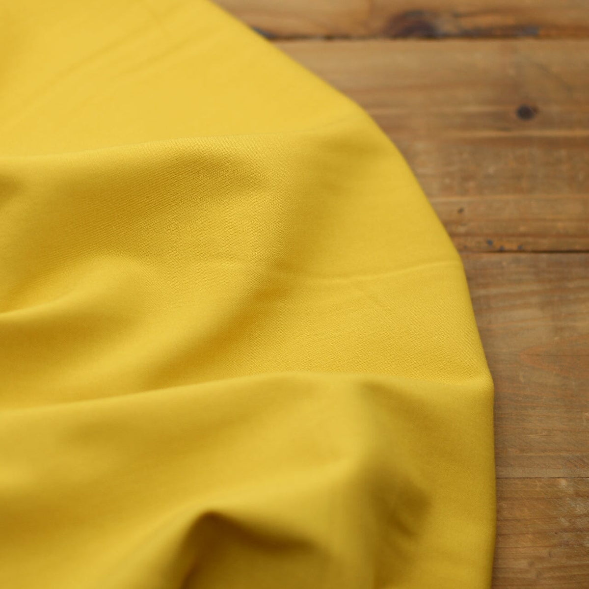 Tissu Viscose Stretch uni - Jaune Ocre clair (Vendu x10cm) Tissus Sélection Gaspard & Léonie | Gaspard et Léonie Tissus en ligne et Mercerie à Toulouse