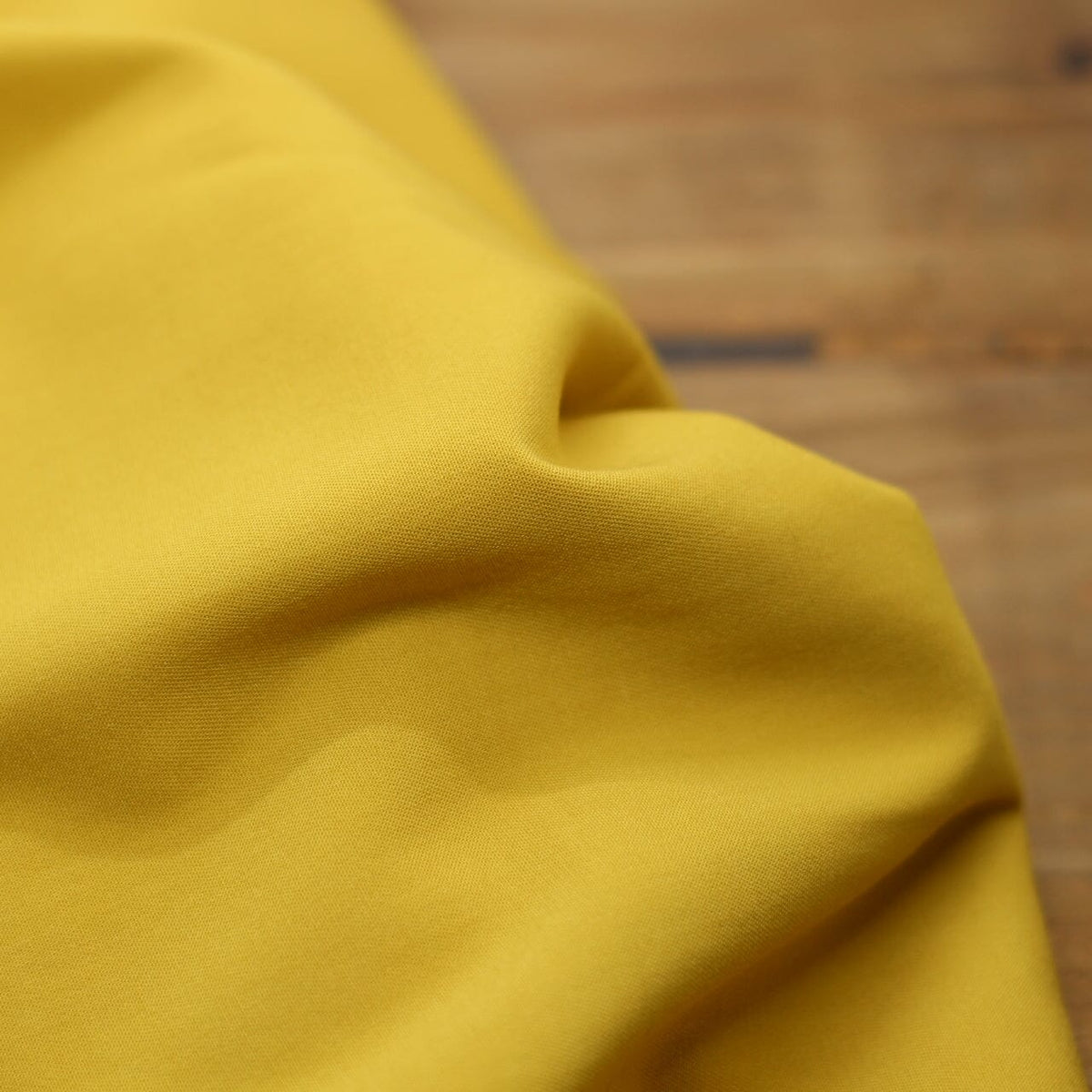 Tissu Viscose Stretch uni - Jaune Ocre clair (Vendu x10cm) Tissus Sélection Gaspard & Léonie | Gaspard et Léonie Tissus en ligne et Mercerie à Toulouse