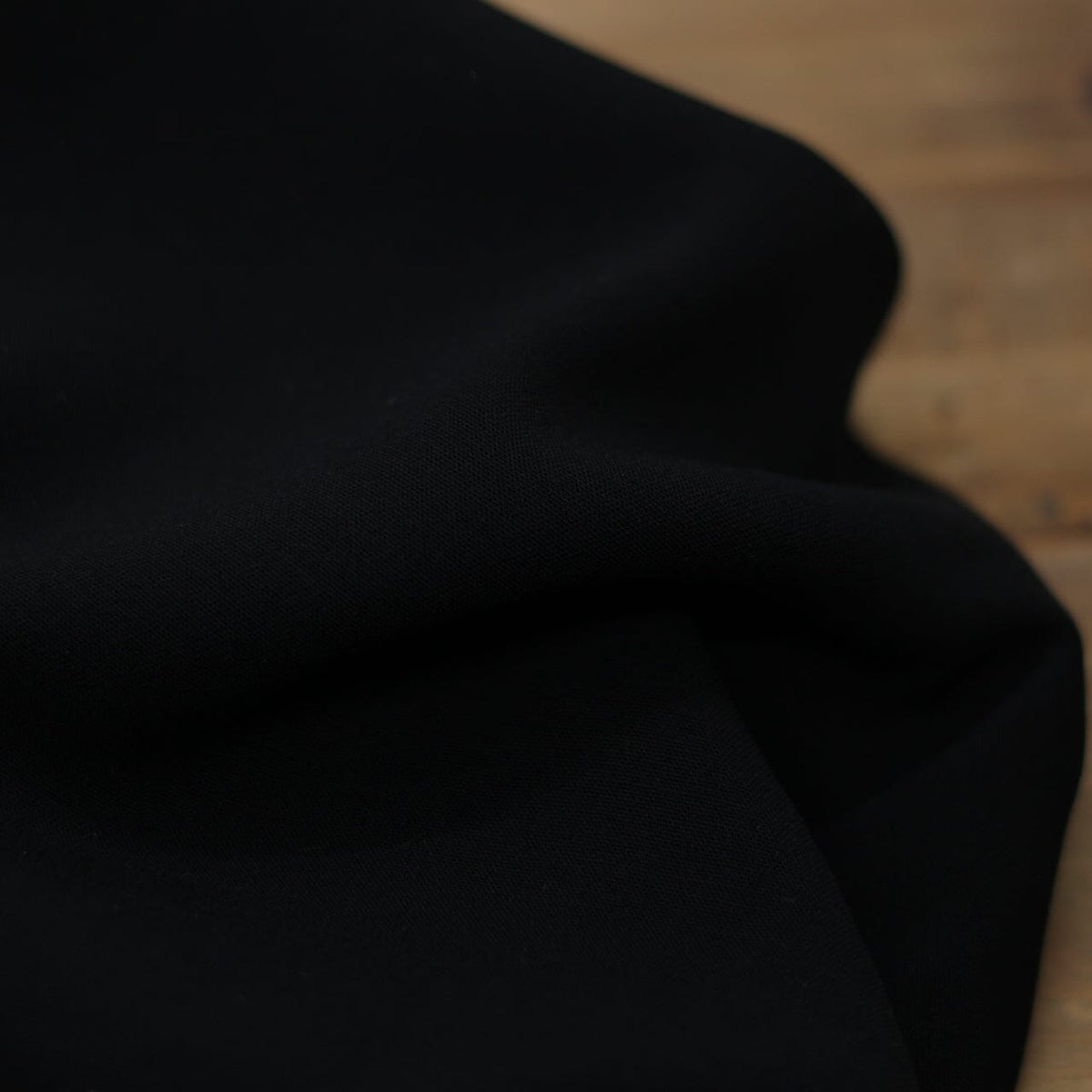 Tissu Viscose Stretch uni - Noir (Vendu x10cm) Tissus Sélection Gaspard & Léonie | Gaspard et Léonie Tissus en ligne et Mercerie à Toulouse