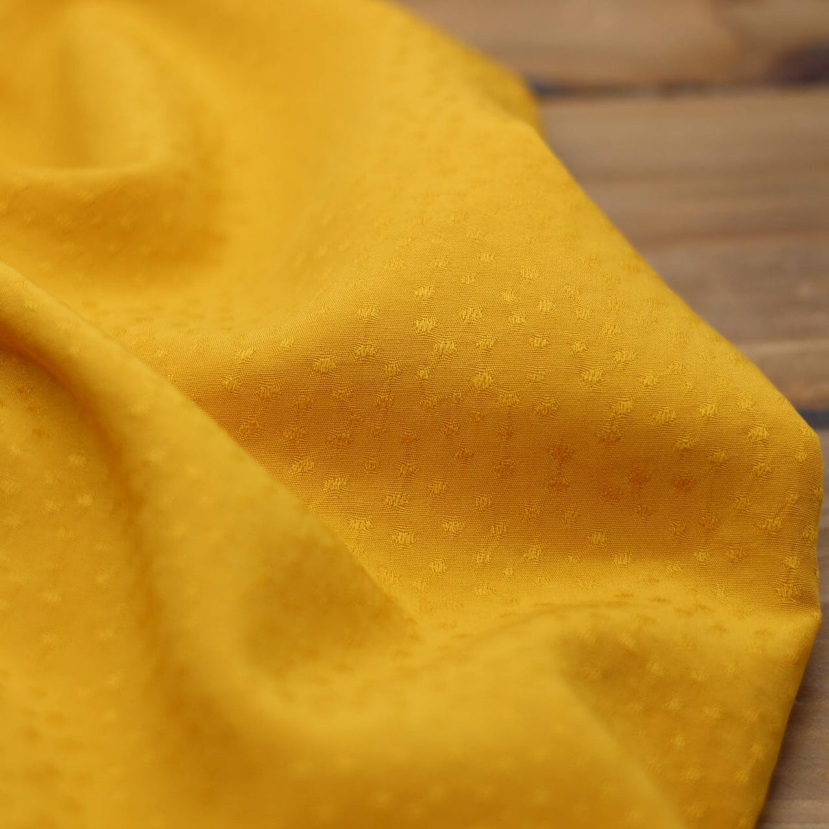 Tissu Viscose Unie Dobby - Jaune ocre (Vendu x10cm) Tissus Sélection Gaspard & Léonie | Gaspard et Léonie Tissus en ligne et Mercerie à Toulouse